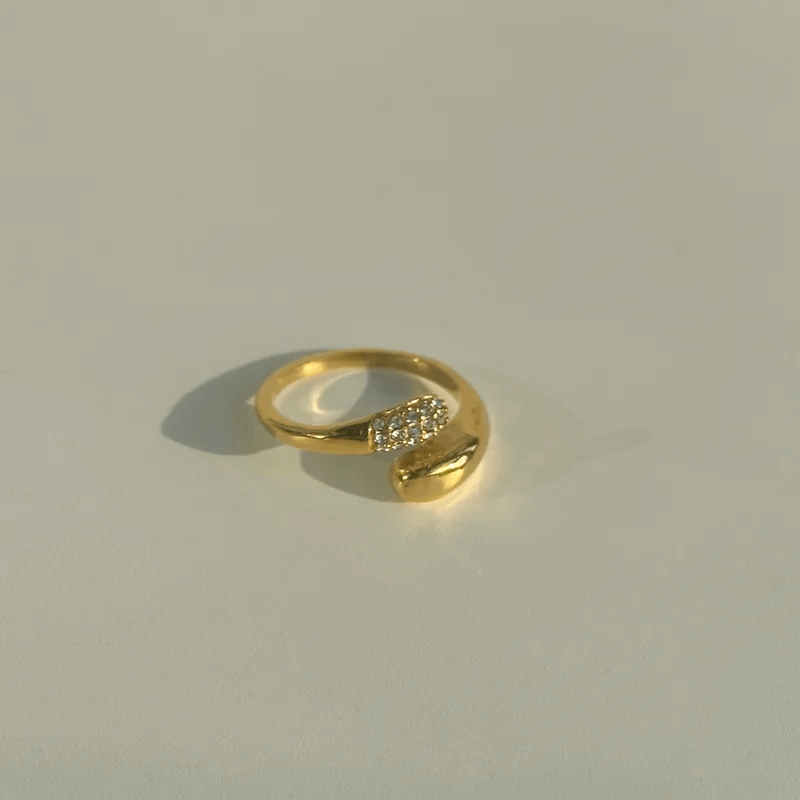 Heart-Shaped Open Ring – Streetwear Titanium Steel Zircon with sparkling zircon inlay and 18K gold plating.