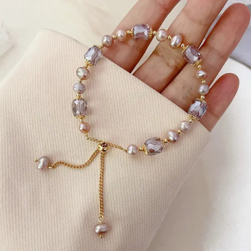 Fashion pearl bracelet with beaded design