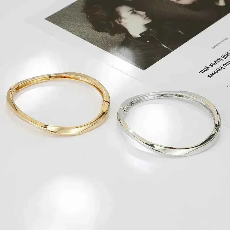 Simple Style Solid Color Alloy Bangle – Elegant Women’s Jewelry