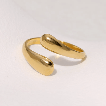 Woman wearing gold geometric open ring with casual outfit