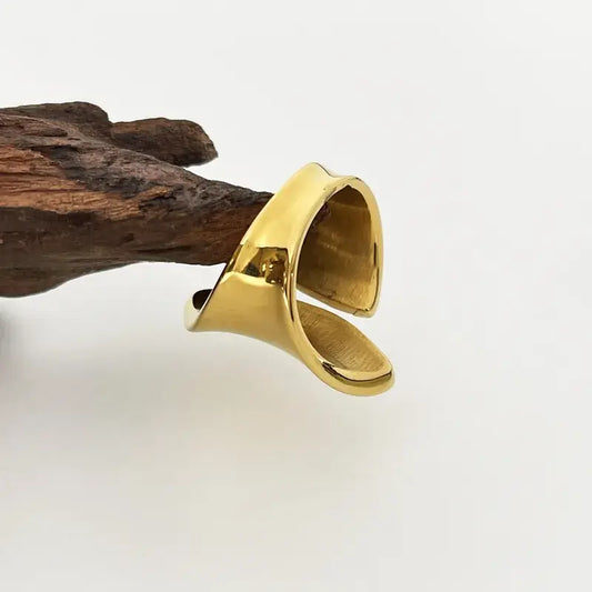 retro irregular gold plated ring on hand – vintage women’s jewelry