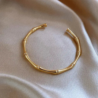 Simple Style Round Alloy Bangle on white background