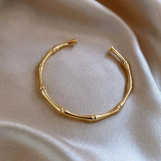 Simple Style Round Alloy Bangle on white background